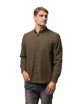Camisa de franela color verde militar, de manga larga, con cuello camisero con botones de ajuste, cierre frontal de botones y un bolsillo aplicado en el pecho.