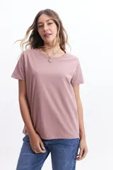 Remera blanca de algodón con cuello redondo y calce regular.