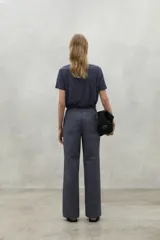Pantalón de vestir gris de corte recto y tiro medio, con bolsillos laterales y traseros.