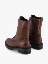 Borceguí de cuero negro de caña media con cordones frontales y suela de goma robusta. Presenta un diseño clásico con costuras visibles y tirador en el talón para facilitar el calce.