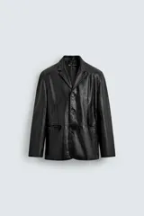 Blazer de corte relajado confeccionado en piel genuina, con cuello de solapas de muesca, manga larga y cierre frontal de tres botones. Presenta bolsillos de vivo en la cadera y un bolsillo interior.