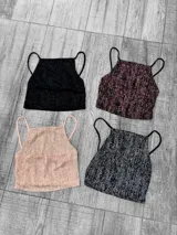 Top corto de lurex con breteles finos y corte halter.