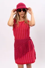 Vestido corto de tejido de punto a rayas verticales en tonos rosa y rojo. Incluye cinturón tejido con flecos.