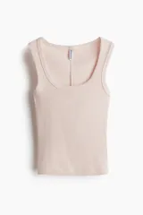 Musculosa ajustada de punto acanalado, color rosa pálido, con escote redondo pronunciado y tirantes anchos.