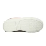 Championes casuales Diadora modelo Set, color blanco con detalles en gamuza rosada. Presentan plataforma gruesa con textura acanalada en el borde y logo de la marca en la lengüeta.
