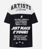 Remera oversized negra con mangas y cuello blanco, con estampado frontal que incluye la frase "Creative Club" en blanco, estrellas y otros gráficos en estilo vintage.