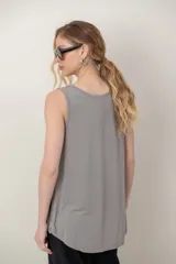 Musculosa de satén gris con frente de satén y espalda de algodón, de corte holgado y escote redondo.