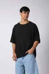 Remera de corte oversize con cuello redondo, confeccionada en tejido texturado de lino, de diseño minimalista y calce relajado.