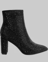 Bota de caña media con tacón cuadrado alto, completamente cubierta de strass negro. Presenta cierre lateral interno y punta ligeramente redondeada.