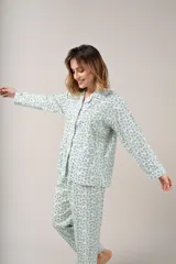 Pijama de dos piezas celeste con estampado floral, compuesto por camisa de manga larga abotonada y pantalón largo.