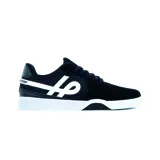 Championes urbanos Öus modelo Cuoro, color negro con detalles en blanco. Presentan un diseño de corte bajo con logo lateral distintivo, confeccionados en una combinación de gamuza y malla, con suela de goma blanca.
