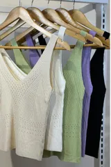 Musculosa de hilo color lila con escote en V y diseño calado en la parte superior.