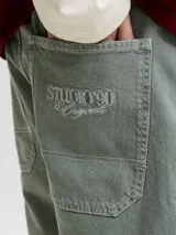 Bermuda de jean de corte baggy, color verde militar, con diseño de perneras anchas y tiro medio.