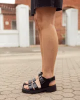 Sandalias Zenda de cuero negro con tiras delanteras de charol, ajuste con velcro y suela chunky de goma con plataforma.