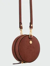 Bolso de mano tipo cilindro Longchamp modelo Épure XS, confeccionado en lona blanca con detalles en cuero marrón. Presenta cierre con cremallera, correa ajustable y logo de la marca bordado en el frente.