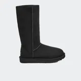 Botas UGG Classic Tall II de piel de oveja color negro, con forro y plantilla de piel de oveja y suela Treadlite by UGG™ para mayor comodidad.
