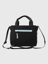 Cartera tipo tote de Hush Puppies, confeccionada en poliéster reciclado. Presenta un diseño minimalista en color negro con correas de mano y correa cruzada ajustable, ambas con el logo de la marca estampado. Incluye cierre de cordón en el compartimento principal y logo metálico discreto en la parte inferior.