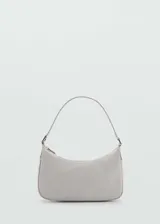 Bolso de hombro tipo baguette, color gris claro, con cierre superior de cremallera y asa fija. Diseño minimalista y compacto.