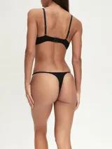 Colaless de tiro bajo color negro, con bordes de encaje floral en la parte delantera y trasera. Los laterales son tiras finas ajustables con argollas metálicas.