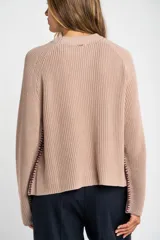 Sweater de algodón color azul, de punto grueso, con cuello redondo y mangas largas.