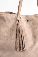 Charm para bolso compuesto por flecos de cuero sintético color marrón, decorados con pequeñas tachas metálicas doradas. Incluye un aro y un cierre de mosquetón metálico en tono dorado.