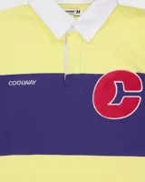 Buzo estilo rugby de manga larga, con cuello polo blanco y cierre parcial de botones. Presenta un diseño a rayas horizontales anchas en amarillo y azul oscuro. Lleva un parche bordado con una 'C' en el pecho y la inscripción 'COOLWAY' en el área del pecho.