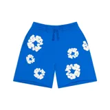 Short azul con estampado de flores blancas, de corte recto y cintura elástica con cordón ajustable.