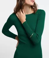 Vestido midi de punto acanalado de la marca Marfinno, color negro, de corte ajustado, con cuello barco y mangas largas.