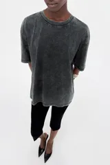 Camiseta de algodón con efecto lavado, cuello redondo y manga corta. Presenta un acabado con sutiles brillos integrados en el tejido y un corte regular.