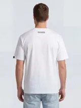 Remera blanca de manga corta con estampado frontal estilo cómic que representa a un jugador de rugby en acción, con el texto Rugby Republic y Kevingston Iconic Cartoon.