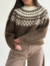 Sweater de cuello redondo con diseño de jacquard estilo nórdico en la parte superior, en tonos marrón chocolate y crema. Presenta mangas largas y puños y ruedo acanalados.