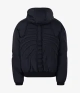 Campera puffer negra con diseño acolchado que simula una estructura de esqueleto. Cuenta con capucha, cierre frontal con cremallera, mangas largas y puños elásticos.