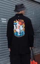 Remera oversize manga corta de algodón de color negro, con diseño holgado en pecho, hombros y mangas, y gran estampa colorida en la espalda.