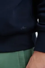 Sweater deportivo de hombre con escote redondo, diseño colorblock con la parte superior en gris claro y el cuerpo y mangas en negro. Presenta puños y cintura elastizados.