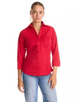 Camisa entallada de color rojo, con cuello solapa, escote en V y cierre frontal con botones. Presenta una pechera con alforzas horizontales y mangas tres cuartos con puños anchos rebatibles.