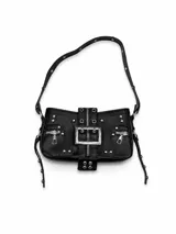 Cartera bandolera negra de estilo gótico y rockero, con múltiples bolsillos frontales con cierres metálicos, tachas plateadas, hebilla grande y correa ajustable.