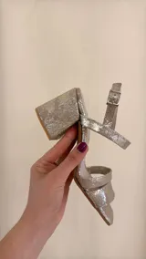 Sandalia dorada de cuero con doble tira delantera, horma cuadrada y ajuste con hebilla.