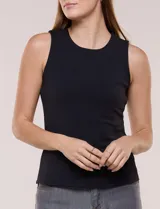 Musculosa de calce al cuerpo confeccionada en modal y algodón de textura suave, con cuello a la base, sisas de acabado limpio y diseño con frente forrado en doble tela.