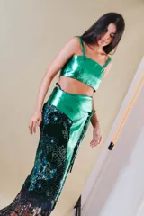 Top corto estilo corset o bandeau, color dorado metálico, con tirantes anchos ajustables.