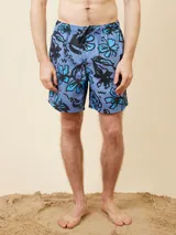 Short de baño celeste con estampado de flores y texto en negro.