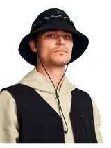 Gorro tipo bucket Under Armour con tecnología ArmourVent para mayor transpirabilidad y banda interna Iso-Chill para disipar el calor. Presenta un diseño en color negro con textura cuadriculada, cinta decorativa con detalles reflectantes y logo de la marca en el frente.