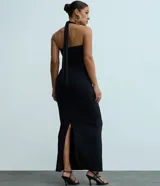 Vestido midi de color negro con escote halter y detalle metálico en el busto. Presenta fruncidos laterales que realzan la silueta y un diseño elegante y ajustado.