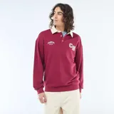 Remera estilo rugby de manga larga en color bordó, con cuello tipo polo en contraste color crema y cierre frontal con botones. Presenta estampado gráfico universitario en el pecho.