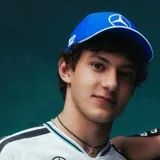 Gorra azul de la colección Adidas Mercedes AMG Petronas F1, con el logotipo de la estrella de Mercedes bordado en blanco en el frente y el emblema de Adidas en el ala.