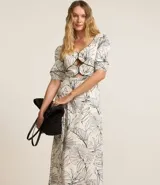 Vestido midi de viscosa y lino con estampado de hojas, escote corazón, mangas cortas abullonadas y recortes cut-out.