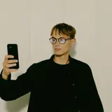 Lentes blueblocker con montura redonda carey y puente metálico plateado, diseñados para filtrar la luz azul de pantallas y proteger la visión.