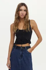 Musculosa tejida de rib con hilo de lurex, de calce ajustado al cuerpo y escote redondo.