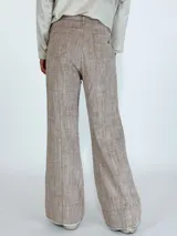 Pantalon de corte recto y tiro medio, confeccionado en tejido con textura jaspeada en tonos grises y azules, con ruedo desflecado.