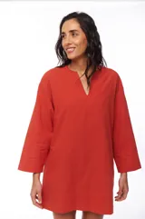 Vestido corto color ladrillo, de corte recto y mangas 3/4.