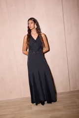 Vestido largo negro con estampado de lunares blancos, confeccionado en jersey con lurex y encaje. Presenta escote en V profundo, tirantes finos y detalles de encaje en el pecho y el ruedo.